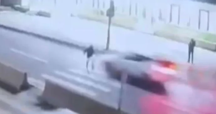 Sürətlə hərəkət edən maşın piyadanı keçiddə vurub öldürdü ANBAAN VİDEO