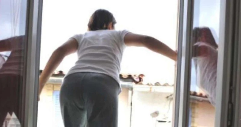 Dördüncü mərtəbədən yıxıldı Ağır xəsarət aldı