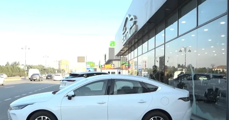 Автосалон в Баку занял тротуар: пешеходов вынуждают выходить на проезжую часть