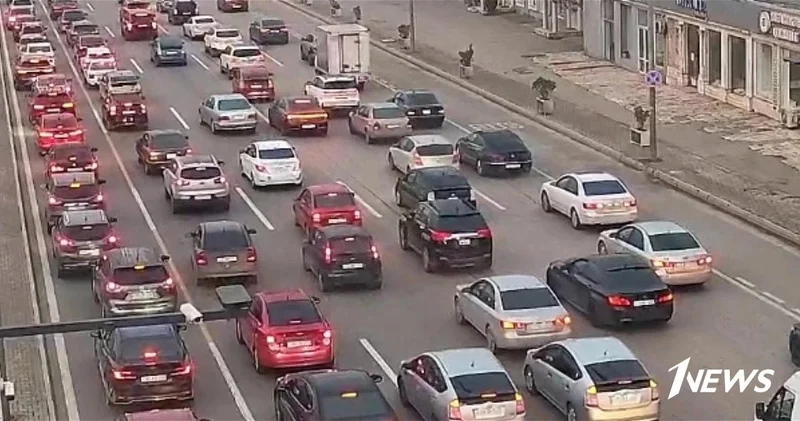 В Баку на 15 улицах и проспектах наблюдаются пробки