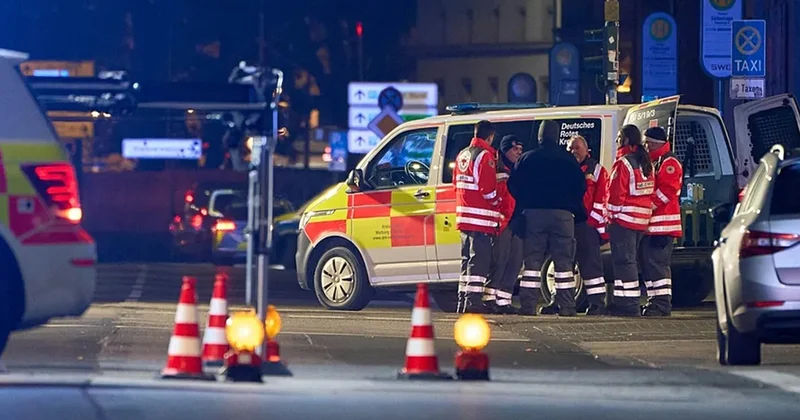 Almaniyada azərbaycanlı maşını dayanacağa çırpdı Yaralılar var