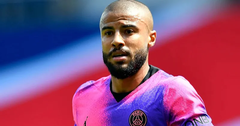 Tanınmış futbolçu 32 yaşında karyerasını bitirdi