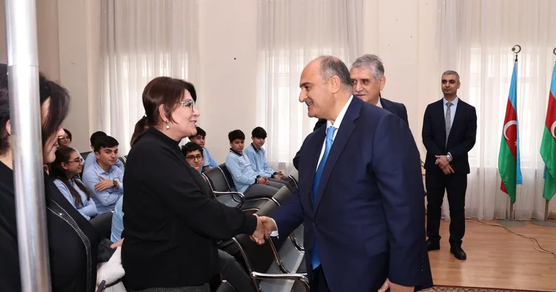 BSU nun rektoru Nizami rayonunda “Yeni dövrün Azərbaycanı” mövzusunda məktəblilərlə görüş keçirib