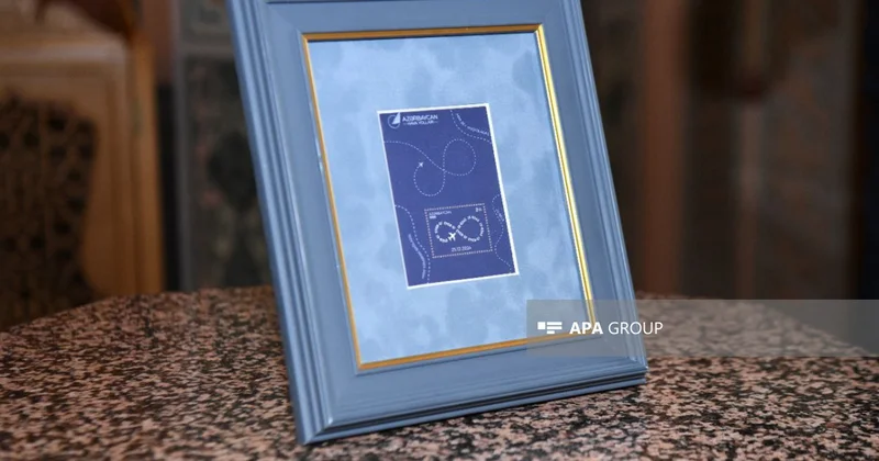 AZAL təyyarəsinə həsr olunmuş poçt markası təqdim olundu FOTOLAR