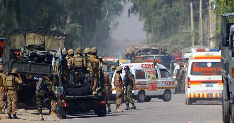 Pakistanda polis maşınına bomba hücumu: 5 polis ölüb