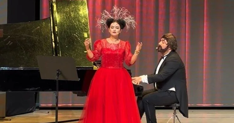 Komedixana nın aktrisası tamaşaçıları təəccübləndirdi VİDEO