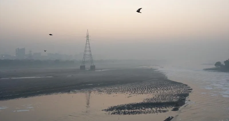 Çirkli duman təyyarələri gecikdirir