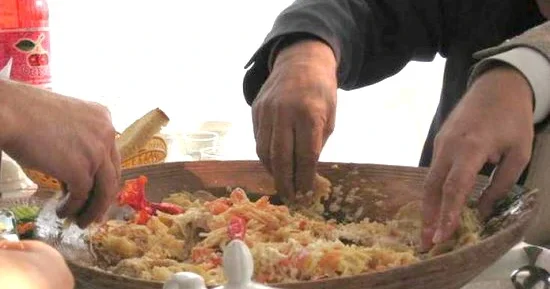 Əllə yemək sağlamlıq üçün faydalıdır Həkim fitoterapevt