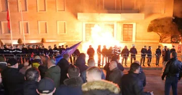 Albaniya Baş nazirinin ofisinə Molotov kokteyli atılıb...