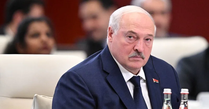 Lukaşenko hakimiyyətə “mavi barmaqlarla yapışmır” deyə bildirdi