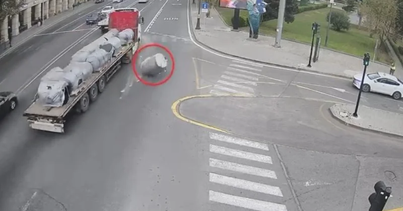 Hərəkətdə olan maşından yola yük düşdü, təhlükəli vəziyyət yarandı Video