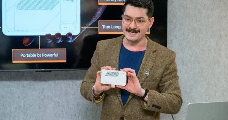 Dünyanın ən kiçik telefonu ölçüsündə kompüter