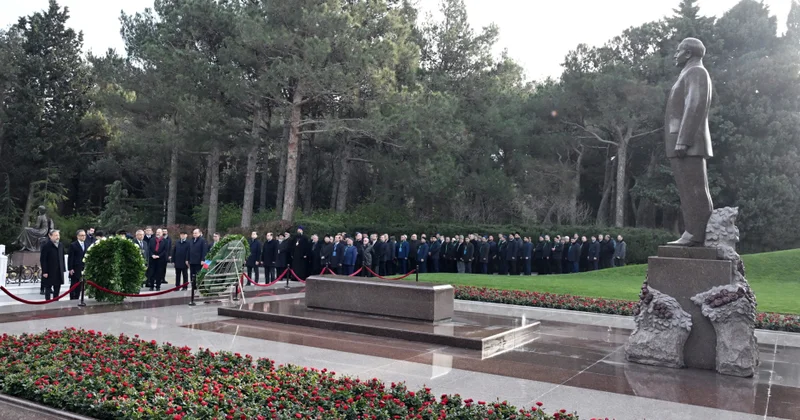 Azərbaycan Din xadimlərinin II forumunun iştirakçıları Ümummilli Lider Heydər Əliyevin məzarını ziyarət ediblər
