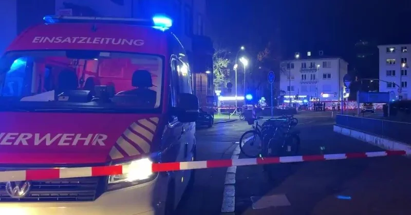 Автомобиль въехал в автобусную остановку в Германии ВИДЕО