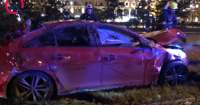 “Chevrolet” qəza törətdi Qış parkına girdi