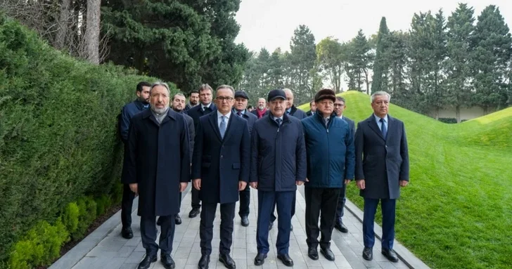 Делегации из Турции, Узбекистана и Казахстана почтили память Гейдара Алиева