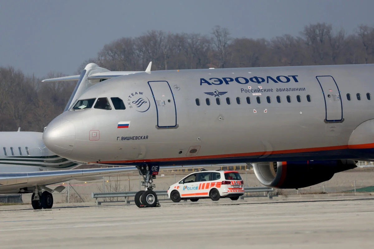 Самолет, следовавший в Москву, совершил экстренную посадку