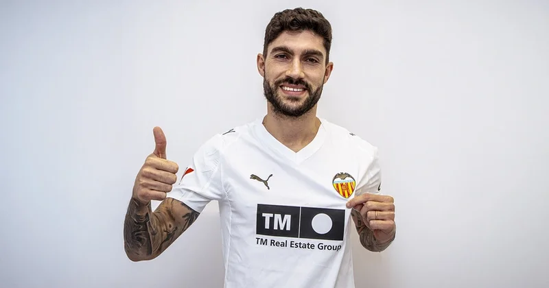 Valensiya ispaniyalı müdafiəçinin keçidini rəsmiləşdirib