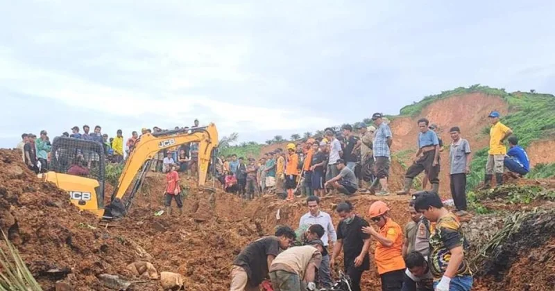 İndoneziyada torpaq sürüşməsi: Ölənlər və çox sayda itkin düşən var VİDEO