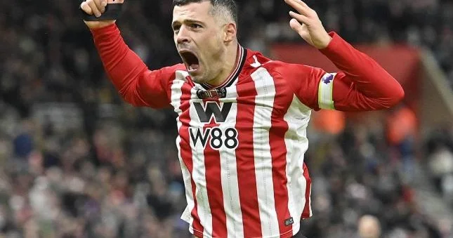 Futbolçu azarkeşlərlə dava etdi