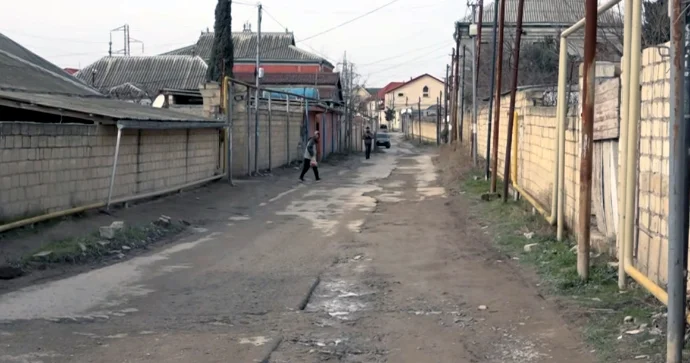 Uşaqlar dizə kimi palçıq içində gəlirlər Bərbad vəziyyətdə olan məktəb yolu VİDEO