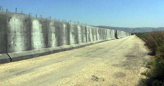 İraq bu ölkə ilə sərhəd boyunca beton divar tikir