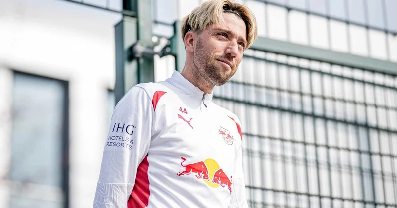 Qardaşını itirən tanınmış futbolçu karyerasını dayandırdı