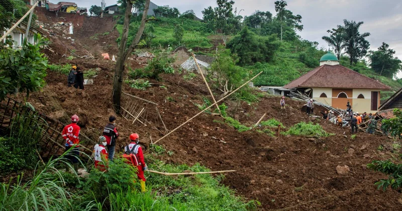 İndoneziyada dəhşətli FƏLAKƏT Onlarla insan torpaq altında qaldı VİDEO