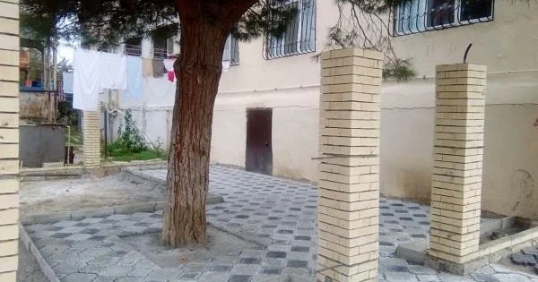 Bu ərazidə ağaclar qırıldı, yerinə daş döşəndi