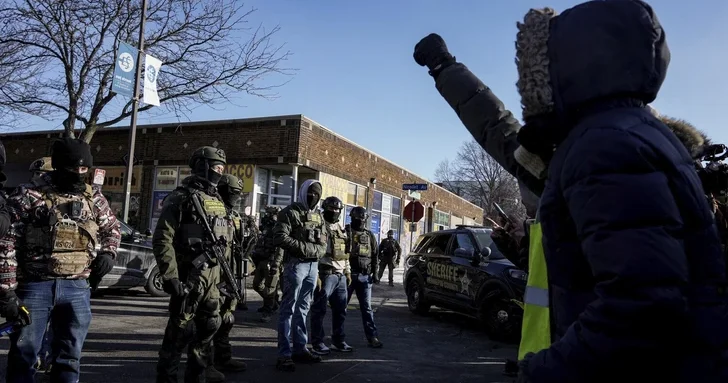 Протестующие в Миннеаполисе начали строить баррикады