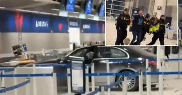 Автомобиль протаранил вход в аэропорт Детройта в США