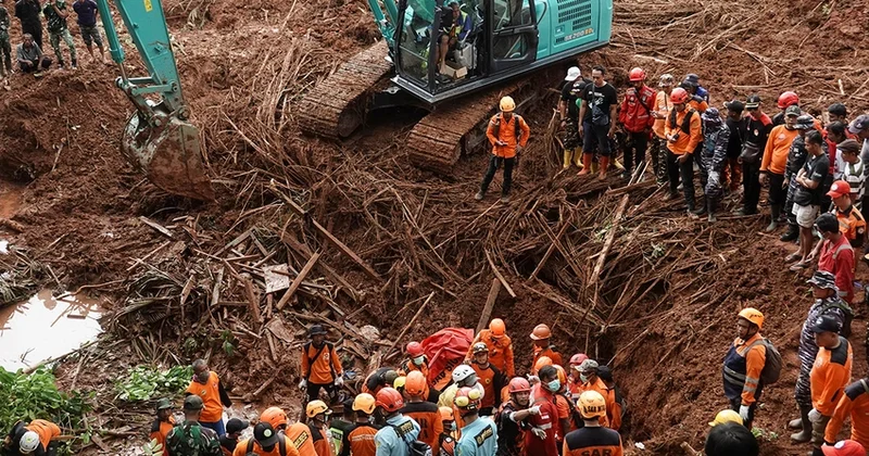 В результате оползня в Индонезии погибли семь человек, свыше 80 пропали без вести