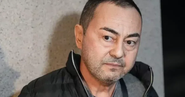 Serdar Ortaç səhnədə yıxıldı ANBAAN GÖRÜNTÜ