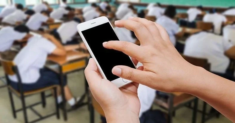 Dərsdə telefon dövrü bitir: Şagirdlərdən sonra müəllimlərə də qadağa gəlir&nbsp;&nbsp;