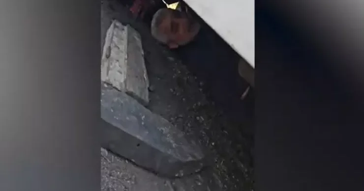 Avtobusun altında ölümlə üzləşən kişi belə xilas olundu VİDEO