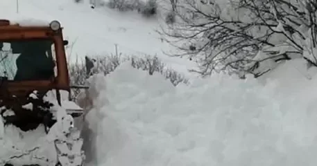 Стихия не отступает: в Лерике борются с последствиями мощного снегопада