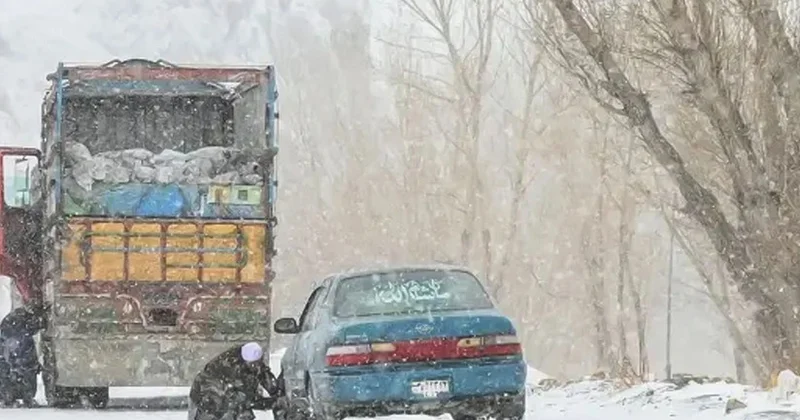 В Афганистане снегопады и проливные дожди за три дня унесли жизни свыше 60 человек