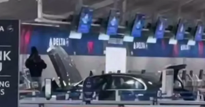 ABŞ da avtomobil aeroportun girişinə çırpıldı Yaralılar var VİDEO