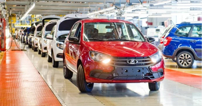 Avtomobil istehsalı: SSRİ dən Rusiyaya yarıbayarı geriləmə FOTO