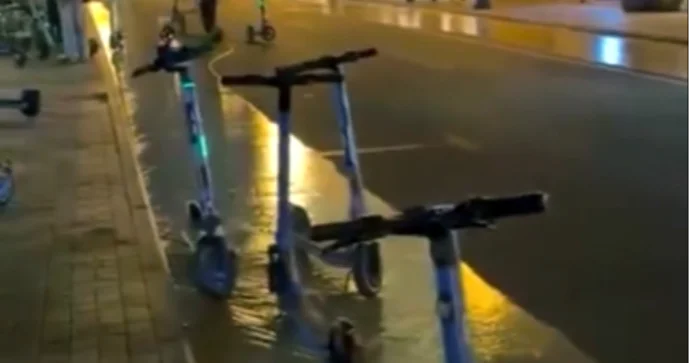 Bakıda boru partladı Yolu su basdı VİDEO