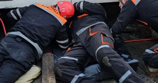 В Лянкяране сотрудники МЧС спасли мужчину, оказавшегося в ловушке под автобусом