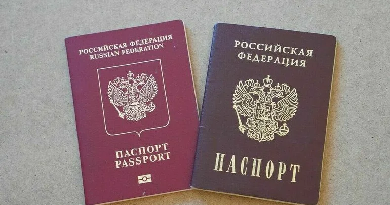 Xaricdə yaşayan rusiyalılar yeni vətəndaşlıq və ya yaşayış icazəsi barədə məlumat vermədikləri üçün cərimələnəcəklər