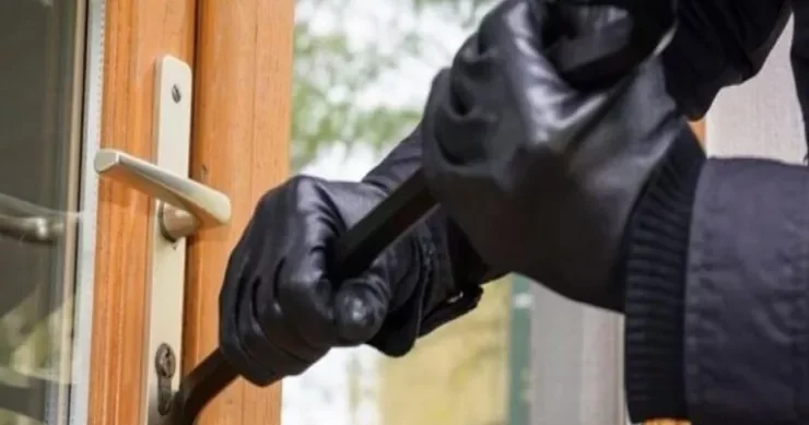 Mağazaların qapısını sındırıb qarət edən dəstə ƏLƏ KEÇİRİLDİ