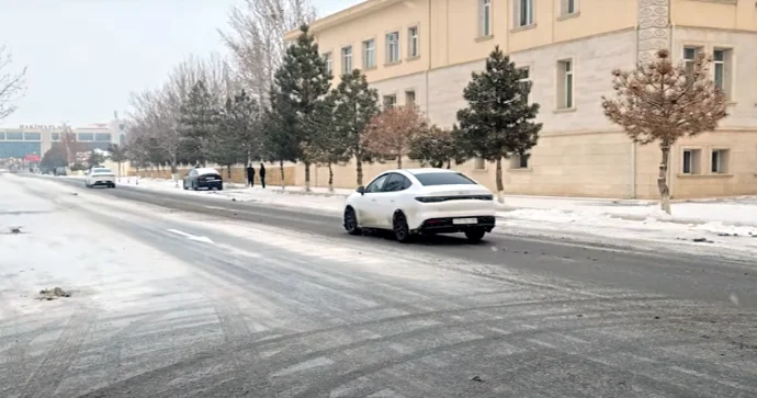 Avtomobillər buzlu yollarda qəza edir Qardan sonra fəsadlar VİDEO