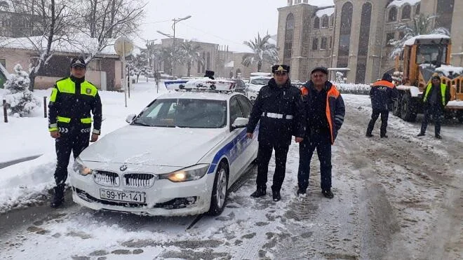 Avtobusların arxasından tutaraq sürüşən gənclərə xəbərdarlıq