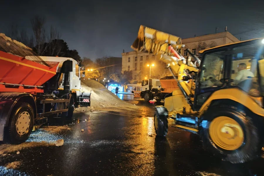 Bakıda qar təmizləyənlər maşını bu hala saldılar VİDEO