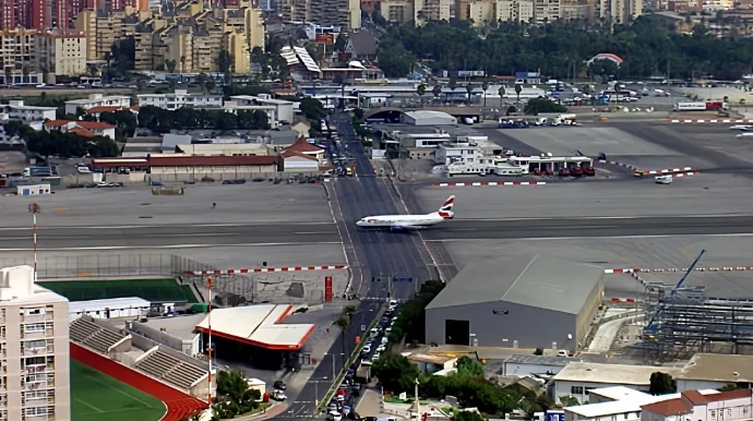 Bu aeroportun uçuş zolağı şəhərin əsas prospektindən keçir FOTO VİDEO