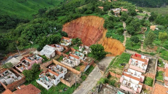 Braziliyada nəhəng çökmə oldu Yüzlərlə ev təhlükədə (FOTO)