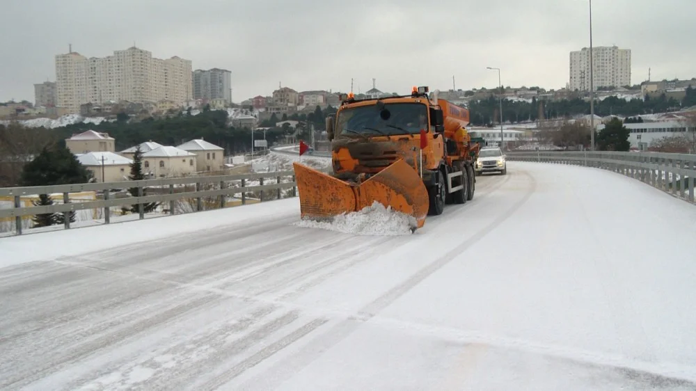 Yolların təmizlənməsinə nə qədər vəsait xərclənib? BŞİH rəqəmi hələ açıqlamır, çünki...