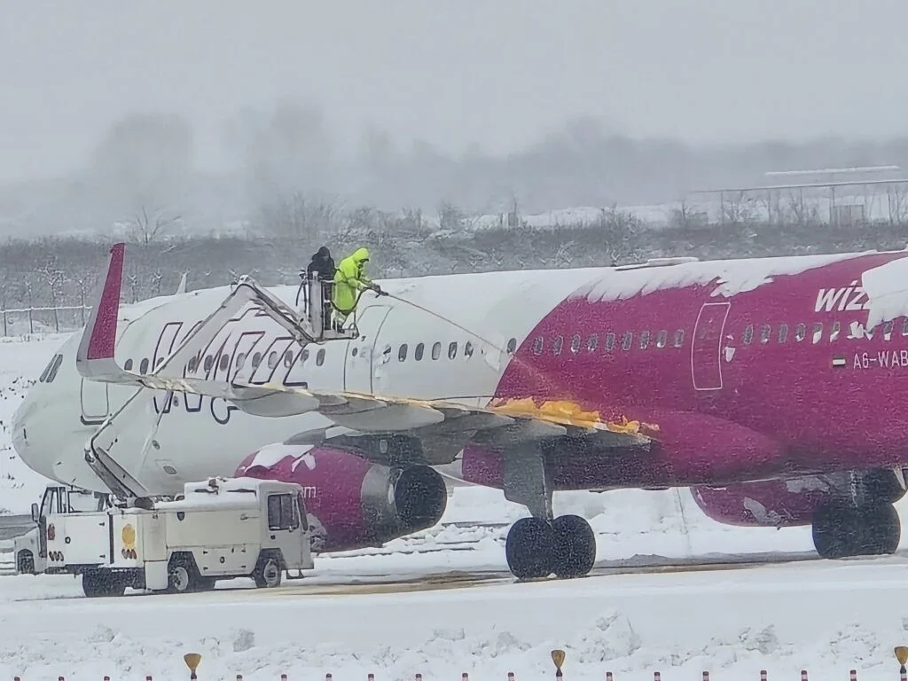 Güclü qar səbəbindən Batumi aeroportunda 8 aviareys təxirə salınıb